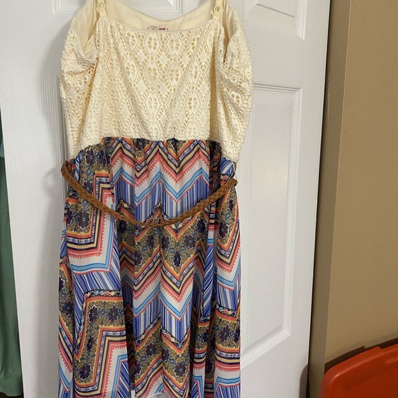 Asymmetrical bright tribal and lace dress - Picture 3 of 3